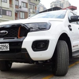 Xe Ford bán tải nhìn từ đằng trước