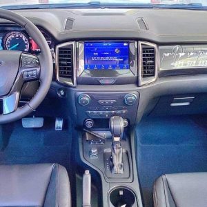 Nội thất phía trước xe bán tải Ford